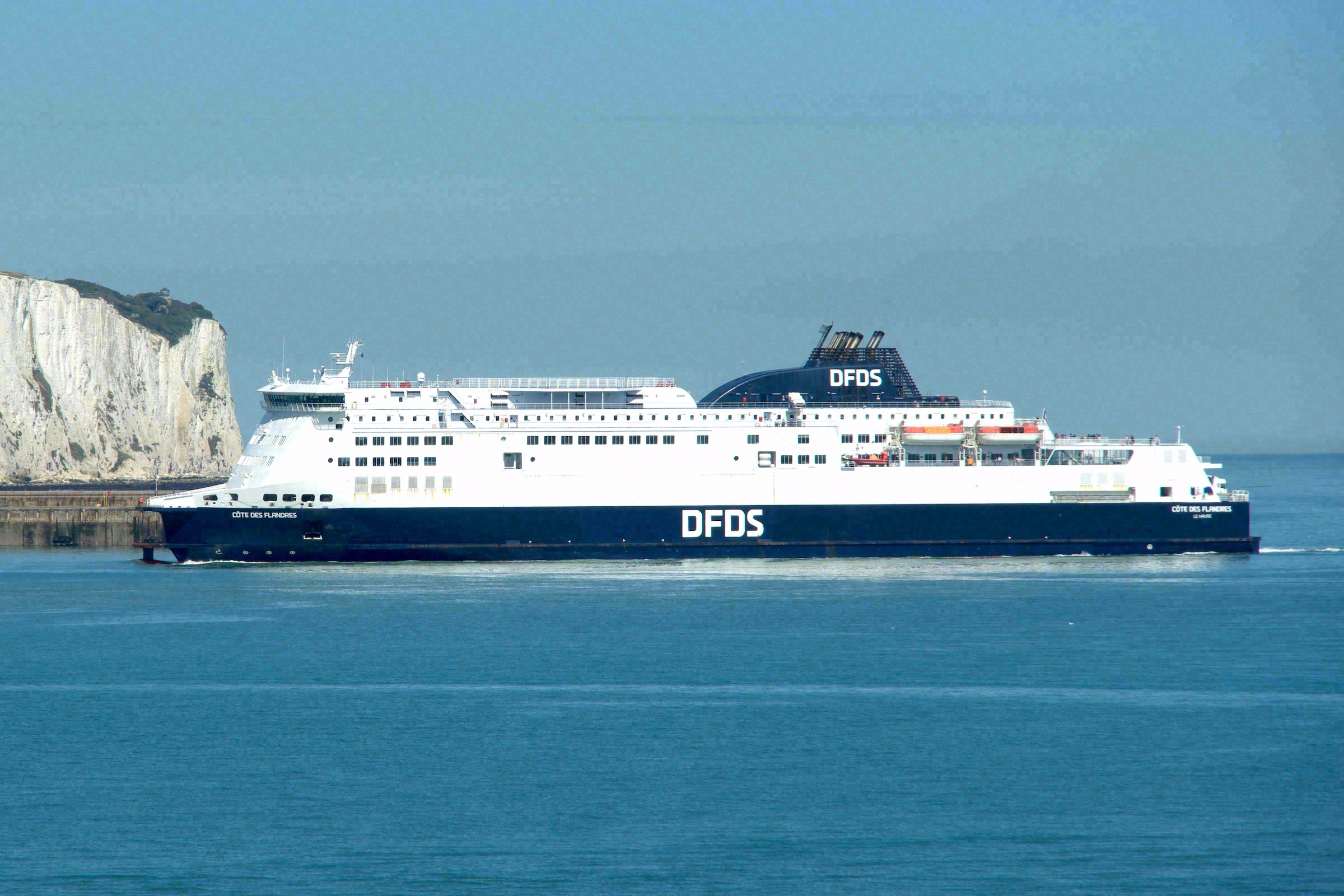 Eine DFDS-Fähre nähert sich den weißen Kreidefelsen von Dover, dem Zielhafen der Route Dünkirchen - Dover.