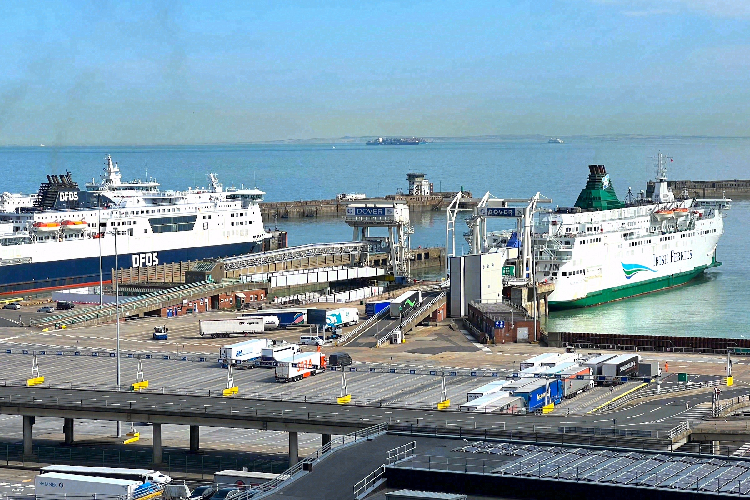 Der Fährhafen Dover mit einem DFDS- und einem Irish-Ferries-Schiff, dem Zielhafen der Route aus Calais.